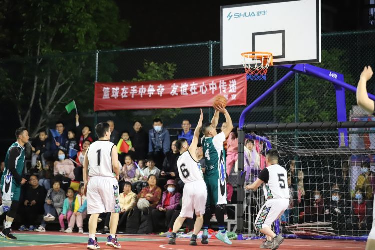 赛中他多次