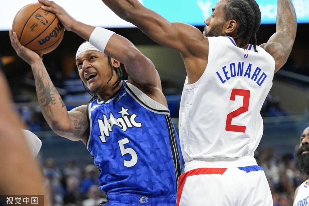 一位戴着墨 一位戴着墨